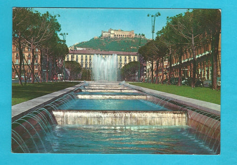 AK Napoli. Piazza Municipio - Nuova fontana con cascata luminosa.