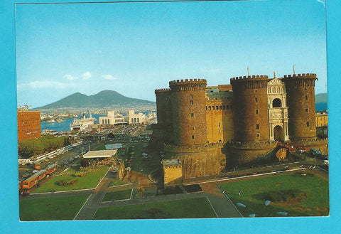 AK Napoli. Panorama con Castel Nuovo la Stazione Marittima e il Vesuvio.