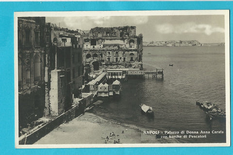 AK Napoli - Palazzo di Donna Anna Carafa con barche di Pescatori.