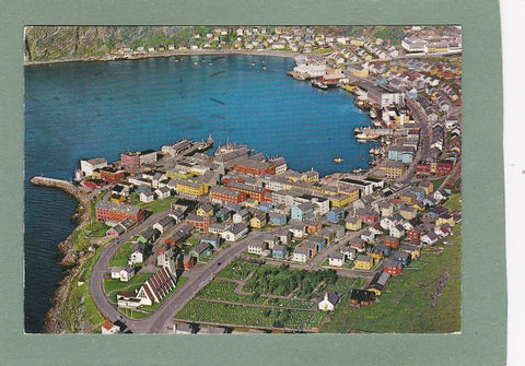 AK Hammerfest. Utsikt over byen med kirken e forgrunnen.