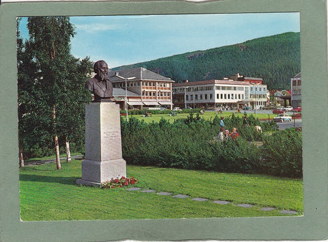 AK Norway. Mo i Rana. Frau jernbaneparken med Ole Tobias Olsens statue.