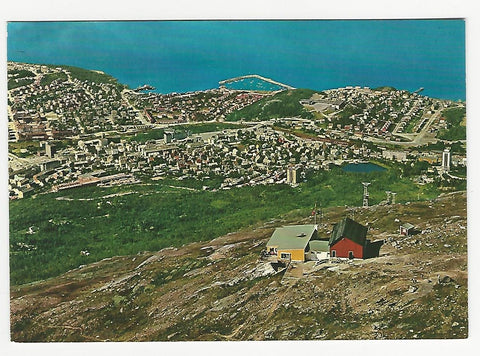AK Narvik. Utsikt over byen med Fjellheisens ouvre stasjon i forgrunnen.
