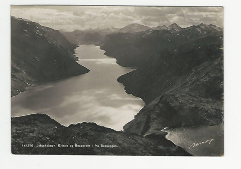 AK Jotunheimen. Gjende og Bessevatn - fra Besseggen.