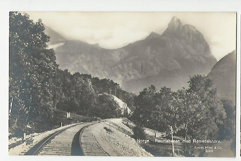 AK Norge. Raumabanen med Romsdalshorn.