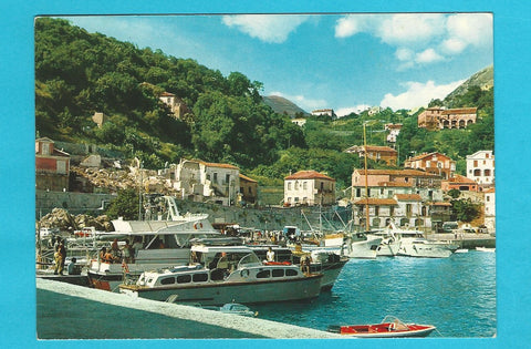 AK Maratea. Panfili e yachts nel porto.