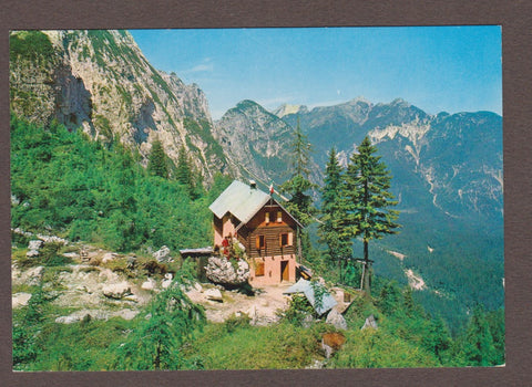 AK Valbruna. Rifugio Pellarini. Sullo sfondo le Alpi Carniche.