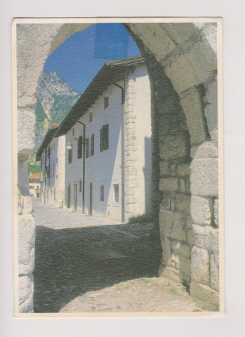 AK Venzone. Scorcio di Via Santa Caterina attraverso la trecentesca porta San Genesio.