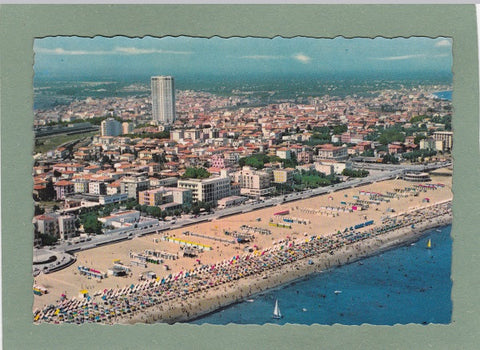 AK Rimini. Il nuovo grattacielo e la spiaggia dall'aereo.