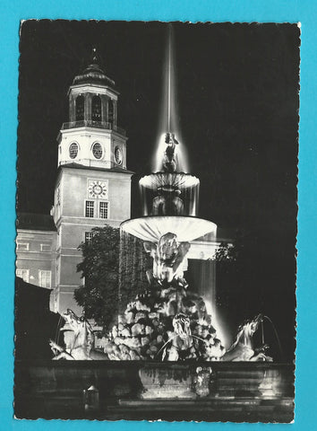 AK Salzburg. Residenzbrunnen und Glockenspiel bei Nacht.