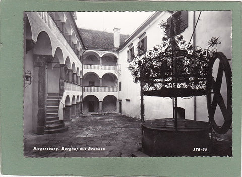 AK Riegersburg, Burghof mit Brunnen.