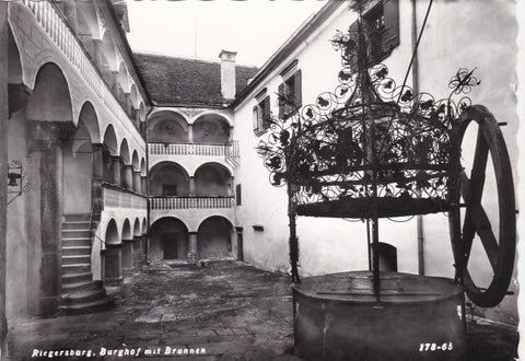 AK Riegersburg, Burghof mit Brunnen.