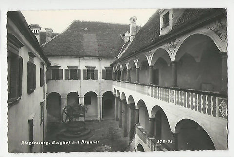 AK Riegersburg. Burghof mit Brunnen.
