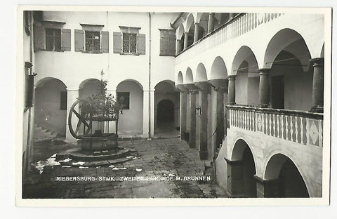 AK Riegersburg. Zweiter Burghof mit Brunnen.