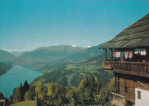 AK Bauernhaus mit Blick auf Millstättersee und Großglockner.
