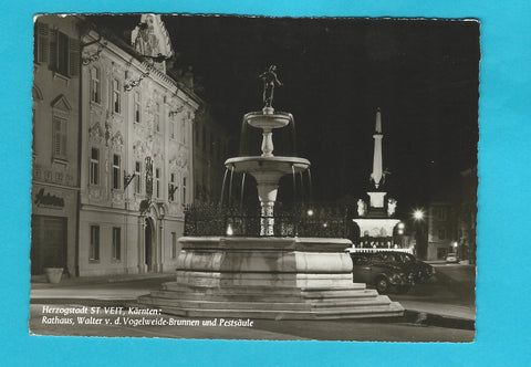 AK St. Veit an der Glan. Rathaus, Walter v. d. Vogelweide-Brunnen und Pestsäule.