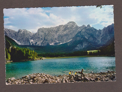 AK Lago Superiore di Fusine. Sullo sfondo il Gruppo del Mangart.