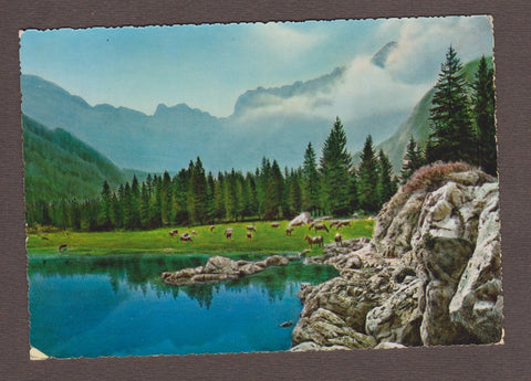 AK Fusine in Valromana – Il Lago Superiore. Sullo sfondo il Gruppo del Mangart.