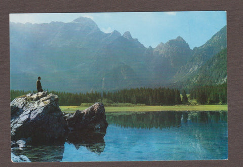 AK Fusine in Valromana – Il Lago Superiore. Sullo sfondo il Gruppo del Mangart.