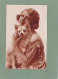Fotokarte Junge Frau mit Hund (Spitz ?) in den Armen