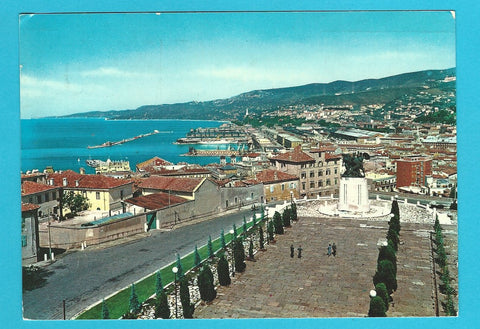 AK Trieste. Panorama con Monumento ai Caduti.