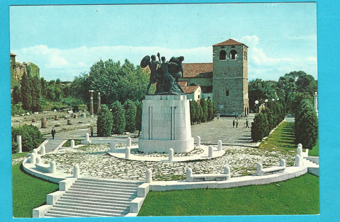 AK Trieste. Cattedrale di San Giusto e Monumento ai Caduti.