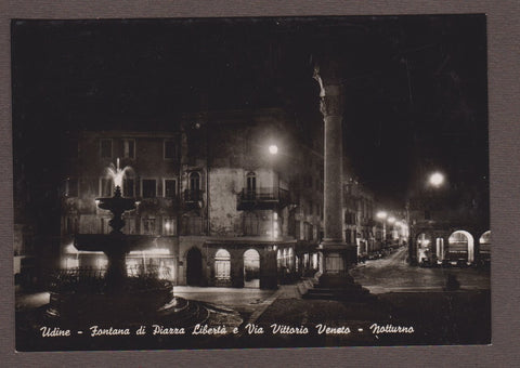 AK Udine - Fontana di Piazza Liberta e Via Vittorio Veneto - Notturno.