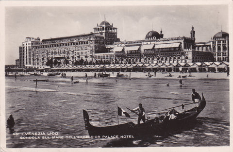 AK Venezia Lido. Gondola sul mare dell'Excelsior Palace Hotel.
