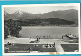 AK Faakersee. Inselstrandbad mit Mittagskogel.