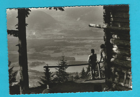 AK Mittagskogelhütte mit Blick zum Faakersee.