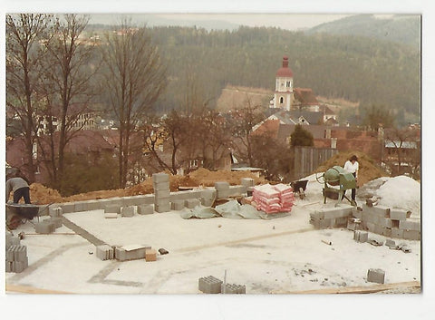 Foto Birkfeld. Bauarbeiten. Blick Richtung Kirche. (Mai 1982)
