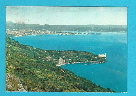 AK Lo storico Castello di Miramare con il nuovo Adriatico Palace Hotel. Sullo sfondo la citta di Trieste.